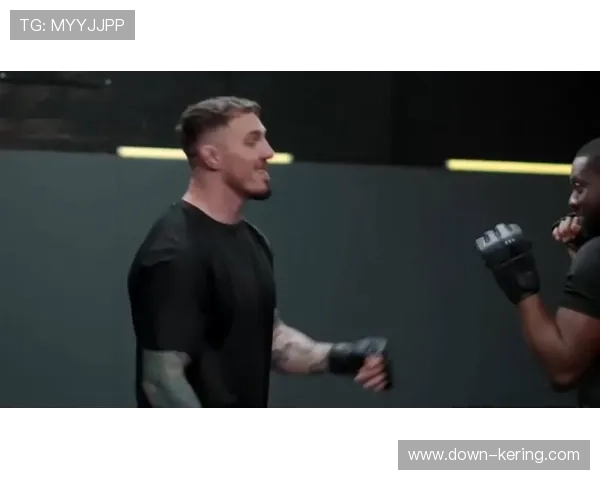 琼斯与史蒂文森合练，隔空向阿斯皮纳尔发出警告