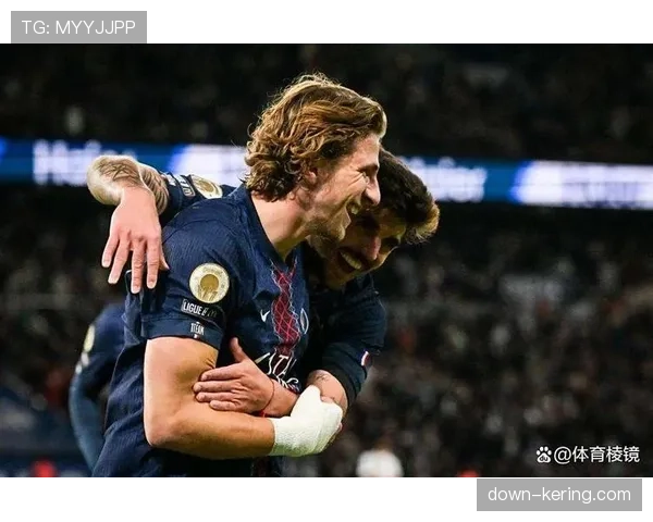 巴黎圣日耳曼对阵里昂赛前,恩里克加练禁区前沿任意球攻防演练